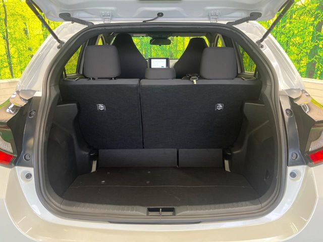 普段のお買い物や通勤、送迎等に十分な荷室スペースを確保しております。セカンドシートを倒すと、大きな荷物の積載も可能です♪