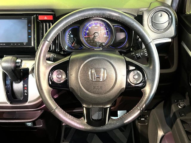 �C���e���A�ɍ��킹���f�U�C���̃X�e�A�����O�́A�^�]�������̂��Ƃ��l���A�^�]���₷���`��A�傫���ł��B�����x�A���ۂɐG���Ă��m���߂��������B