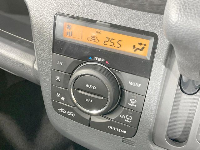 【オートエアコン】一度お好みの温度に設定すれば、車内の温度を検知し風量や温度を自動で調整。暑い&hellip;寒い&hellip;と何度もスイッチ操作をする必要はありません。快適な車内空間には必須の機能ですね♪