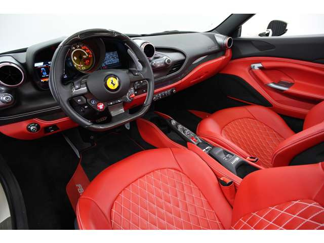 �t�F���[���炵�����[�V���O�e�C�X�g�Ə㎿�����������ŗZ�����Ă��܂��B�N�₩�ȃ��b�h���U�[�ƃJ�[�{���̃R���g���X�g���A���ʂȃh���C�r���O��Ԃ����o���܂��B