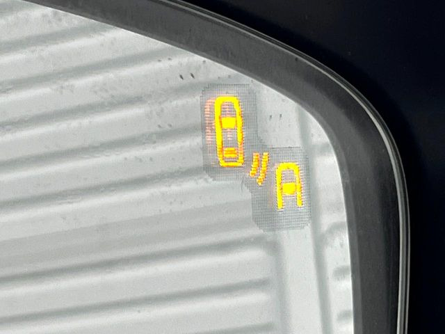 【ブラインドスポットモニタリング】走行中、ドアミラーの死角になりやすい箇所に後続車が接近するとサイドミラー付近に警告を表示、ドライバーに注意喚起をしてくれます。