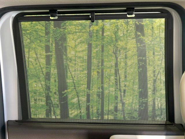 【ロールシェード】日差しや車外からの光が眩しいときにサッと引き出して使える、ロール格納タイプのサンシェードを装備。後席に乗ったお子様がウトウトしだした時など、ぜひご活用ください♪