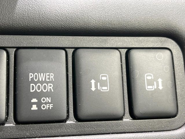 【両側パワースライドドア】スマートキーや運転席のスイッチで後席両側スライドドアの開閉が可能♪電動だから力を入れてドアを開ける必要が無く、小さなお子様でも簡単に開け閉めでき快適です♪