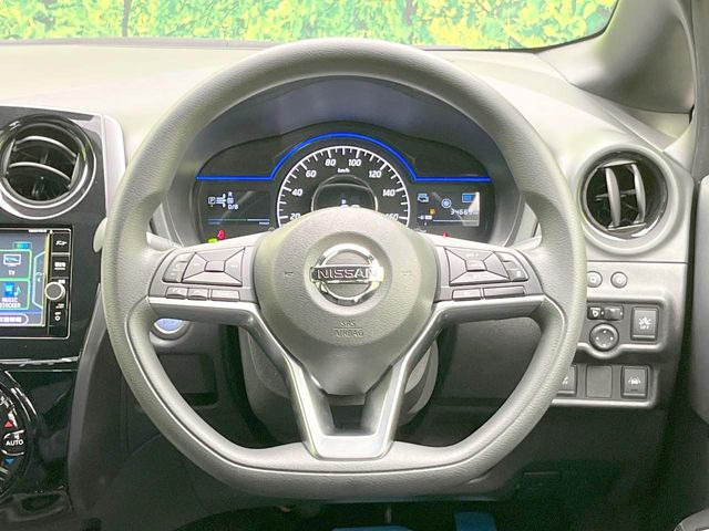 ステアリングも使用感が少なく、きれいな状態となっております♪