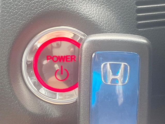 �yHonda�X�}�[�g�L�[�z�J�o����|�P�b�g�ɓ��ꂽ�܂܂ł��h�A�̎{���E�������\�ȃX�}�[�g�L�[�𑕔��B�G���W���̃I���E�I�t�����J�M�����o���K�v����������Ƃ��Ă��֗��ł���