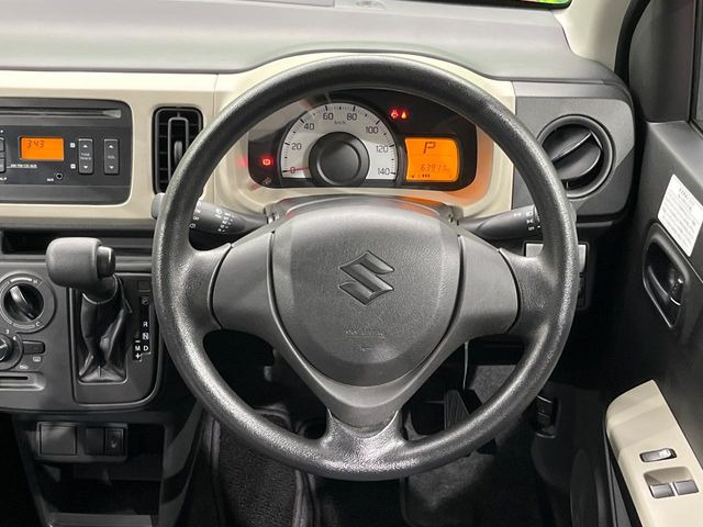 インテリアに合わせたデザインのステアリングは、運転される方のことも考え、運転しやすい形状、大きさです。是非一度、実際に触ってお確かめください。