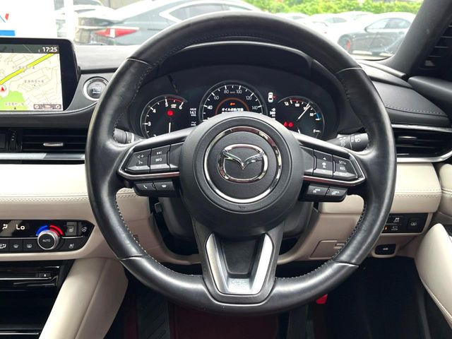 【純正革巻きステアリング】上質な革を使用することで、手にしっかり馴染みとても運転しやすいハンドルです♪