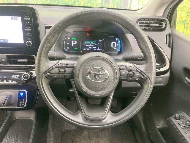 インテリアに合わせたデザインのステアリングは、運転される方のことも考え、運転しやすい形状、大きさです。是非一度、実際に触ってお確かめください。