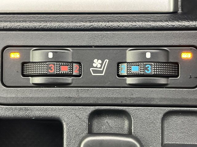 【シートヒーター&ベンチレーション】夏場は涼しい風で【レーダークルーズコントロール】高速道路での長距お尻や背中の熱やムレを防ぎ、冬はエアコンよりも早く温まってポカポカに!季節を問わず快適に過ごせます。