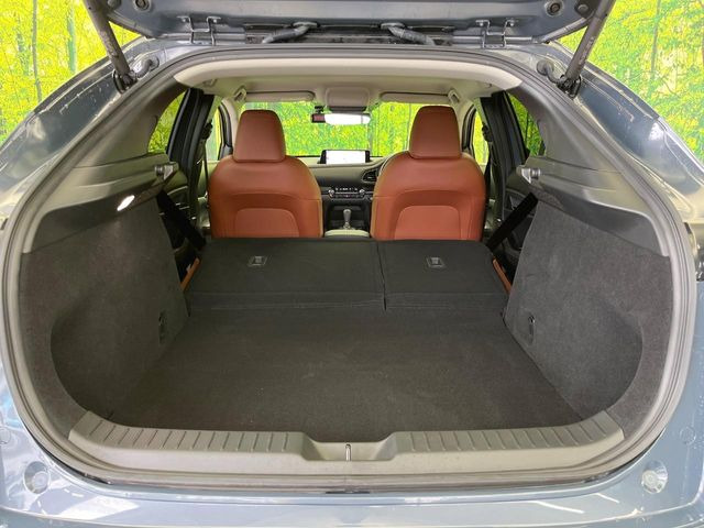 普段のお買い物や通勤、送迎等に十分な荷室スペースを確保しております。セカンドシートを倒すと、大きな荷物の積載も可能です♪
