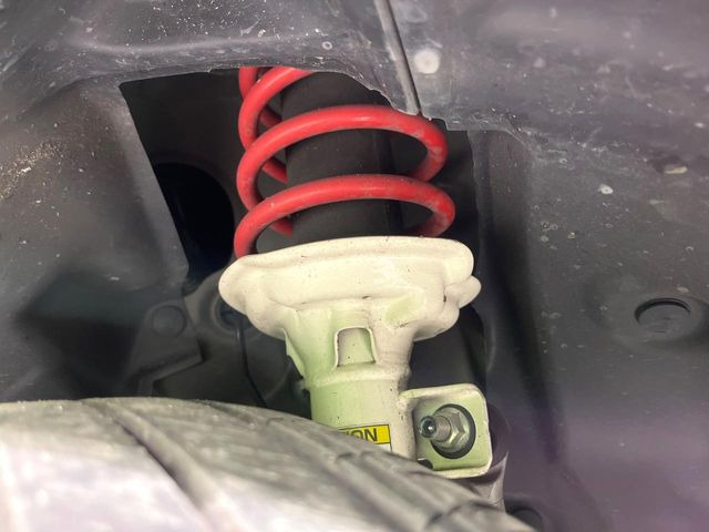 【ダウンサス】ローダウン済みのお車で、スタイリッシュな見た目となっております。車両の重心が下がる事で、走行時の安定性も向上します♪