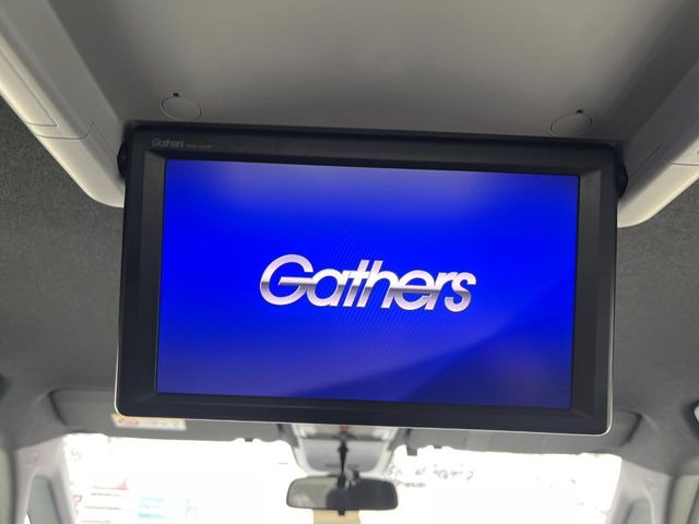 【フリップダウンモニター】大画面モニターで後席でもエンタメをお楽しみいただけます。小さなお子様にも大人気の装備です♪