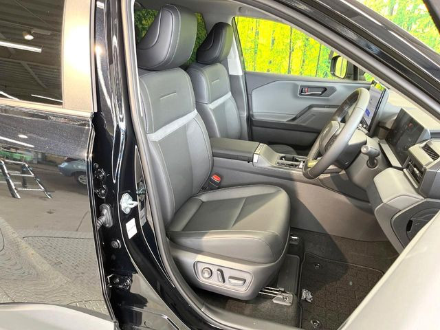 運転席まわりには十分なスペースがあり、大柄な方でもゆったり運転していただける環境です。