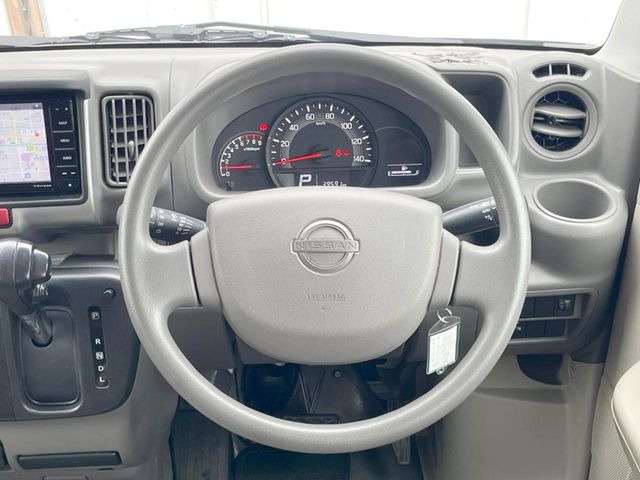 �C���e���A�ɍ��킹���f�U�C���̃X�e�A�����O�́A�^�]�������̂��Ƃ��l���A�^�]���₷���`��A�傫���ł��B�����x�A���ۂɐG���Ă��m���߂��������B
