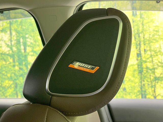 【BOSEサウンドシステム】メーカーオプションの高品位サウンドシステムを搭載。専用のチューニングが施された大小様々なスピーカーから良質なサウンドが奏でられ、臨場感あふれる音響空間を演出します。