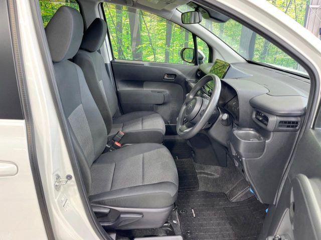 運転席まわりには十分なスペースがあり、大柄な方でもゆったり運転していただける環境です。