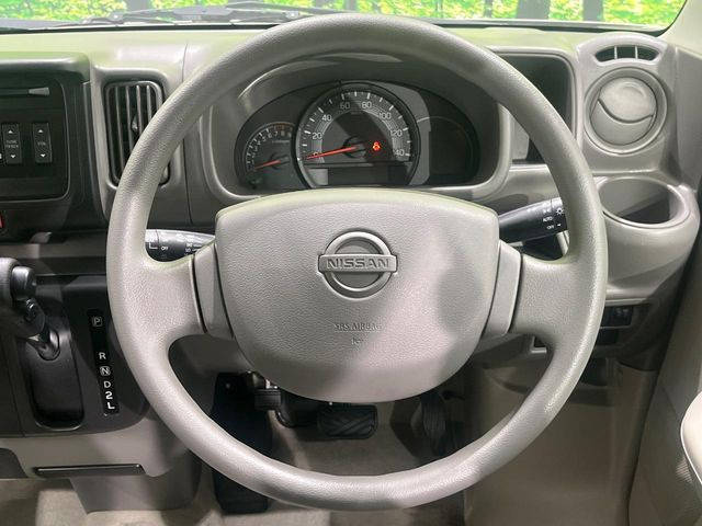 �C���e���A�ɍ��킹���f�U�C���̃X�e�A�����O�́A�^�]�������̂��Ƃ��l���A�^�]���₷���`��A�傫���ł��B�����x�A���ۂɐG���Ă��m���߂��������B