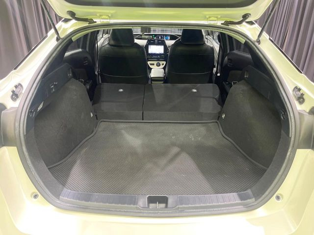 後席を格納すると、これだけの広さが!シーンに合わせたシートアレンジで、大きな荷物も積むことが出来ます♪