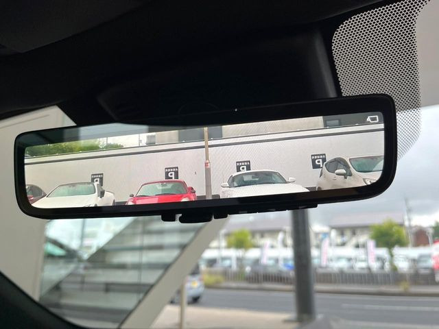 【デジタルインナーミラー】後席の大きな荷物や同乗者で後方が確認しづらい時でも安心!カメラが撮影した車両後方の映像をルームミラー内に表示。クリアな視界で状況の確認が可能です!