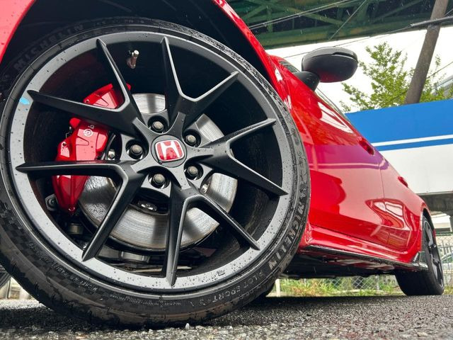 【純正19インチアルミホイール】外観にマッチした純正アルミホイールを装着しております。各種社外アルミホイールや、スタッドレスタイヤも取扱いしております。是非ご相談ください♪