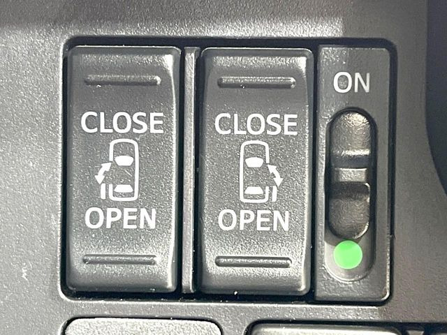 【両側パワースライドドア】スマートキーや運転席のスイッチで後席両側スライドドアの開閉が可能♪電動だから力を入れてドアを開ける必要が無く、小さなお子様でも簡単に開け閉めでき快適です♪