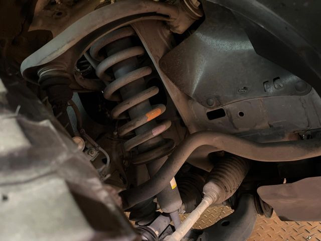 お車を安心してお乗りいただく為には、足回りの定期点検が欠かせません。サービスサポート(有償保証)では無料点検もご提供しており、安心のカーライフをお過ごしいただけるサポート体制が整っています。