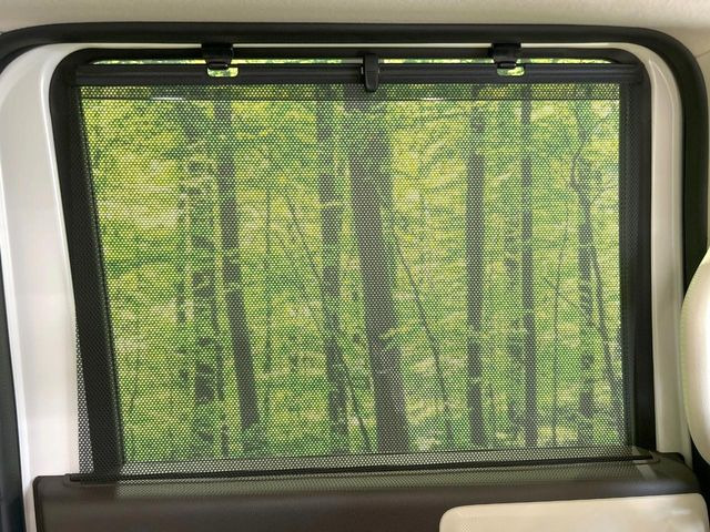 【ロールシェード】日差しや車外からの光が眩しいときにサッと引き出して使える、ロール格納タイプのサンシェードを装備。後席に乗ったお子様がウトウトしだした時など、ぜひご活用ください♪