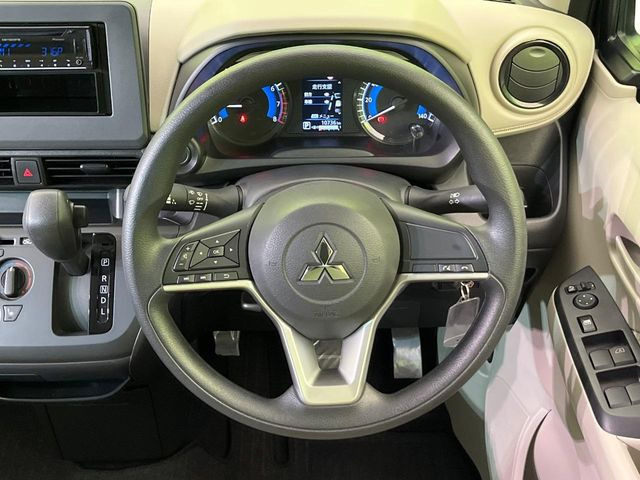 �C���e���A�ɍ��킹���f�U�C���̃X�e�A�����O�́A�^�]�������̂��Ƃ��l���A�^�]���₷���`��A�傫���ł��B�����x�A���ۂɐG���Ă��m���߂��������B