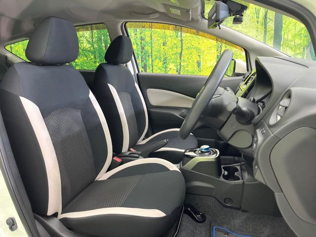 運転席シート廻りは使用感も少なく、良好な状態となっています。前オーナー様が丁寧に使っていたことがよくわかりますね。