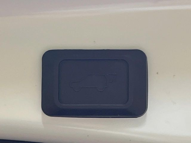 【パワーバックドア】スマートキーや運転席のボタンを押すだけでリアゲートが自動で開閉します!荷物を持っている時や、高い位置にあるバックドアを閉める際に便利な機能です♪