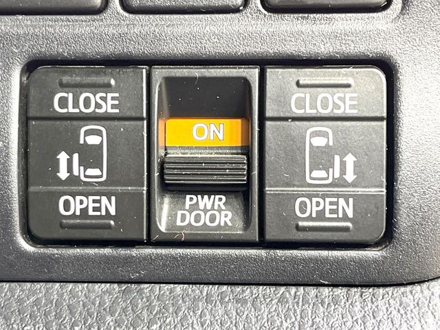 【両側パワースライドドア】スマートキーや運転席のスイッチで後席両側スライドドアの開閉が可能♪電動だから力を入れてドアを開ける必要が無く、小さなお子様でも簡単に開け閉めでき快適です♪