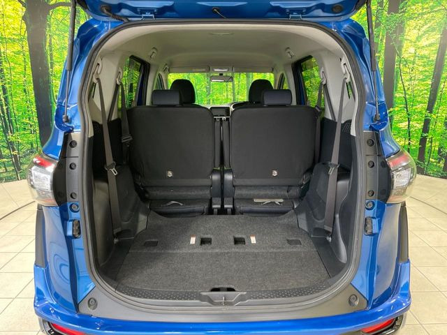 床下収納式のサードシートです。座席部分をコンパクトに収納でき、広大な荷室スペースとしてお使いいただけます!乗車人数や荷物の量など利用シーンに合わせて3列目を有効活用でき、とっても便利♪