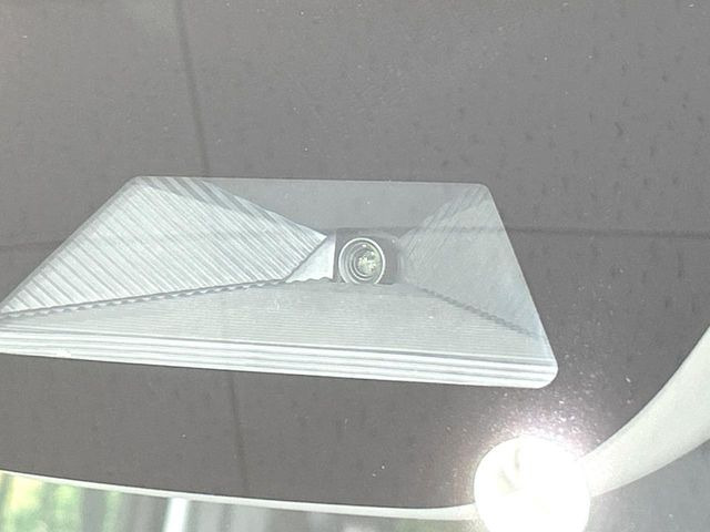 【ホンダセンシング】走行中に前方の車両等を認識し、衝突しそうな時は警報とブレーキで衝突回避と被害軽減をアシスト。より安全にドライブをお楽しみいただけます。