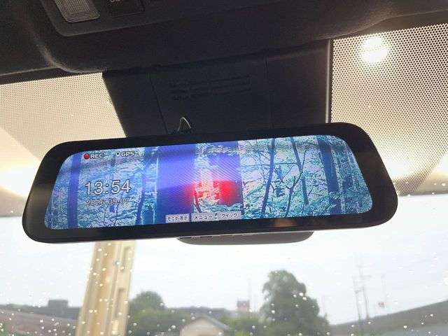 【デジタルインナーミラー】後席の大きな荷物や同乗者で後方が確認しづらい時でも安心!カメラが撮影した車両後方の映像をルームミラー内に表示。クリアな視界で状況の確認が可能です!
