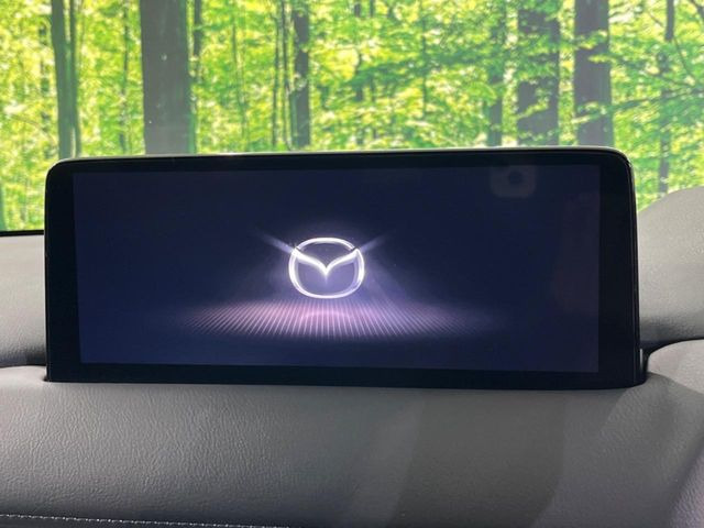 【マツダコネクト】車内の雰囲気にマッチした一体型タイプのディスプレイ。各種車輌設定やBluetooth再生等、様々な機能が楽しめます。専用SDカードのご購入で、ナビ機能も使用出来ます。