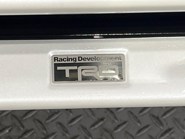 【TRDエアロ】人気のTRDエアロを装備!クルマの外観がよりスタイリッシュになり、街中で存在感あふれる1台に♪将来買い替える時にもリセールに影響しやすく、価値ある人気の装備です!