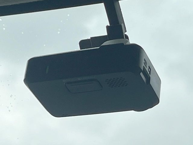 【ドライブレコーダー】ドライブレコーダー装備!走行中はもちろん、あおり運転や事故に遭遇した際、映像で記録し、万一のリスクに備えます。※記録用SDカードはお客様ご自身でご準備いただく必要があります。
