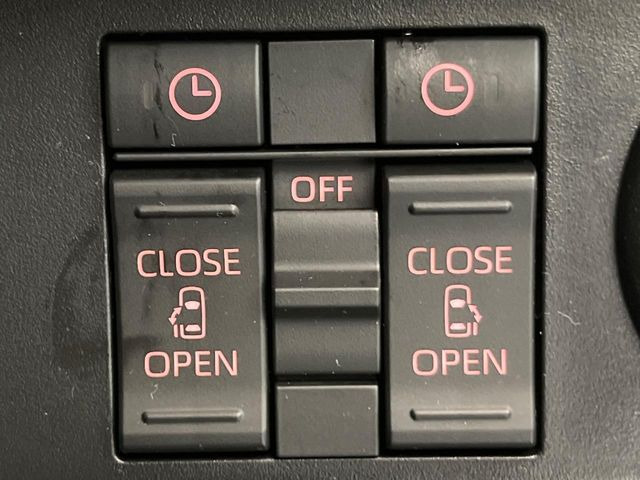 【両側パワースライドドア】スマートキーや運転席のスイッチで後席両側スライドドアの開閉が可能♪電動だから力を入れてドアを開ける必要が無く、小さなお子様でも簡単に開け閉めでき快適です♪