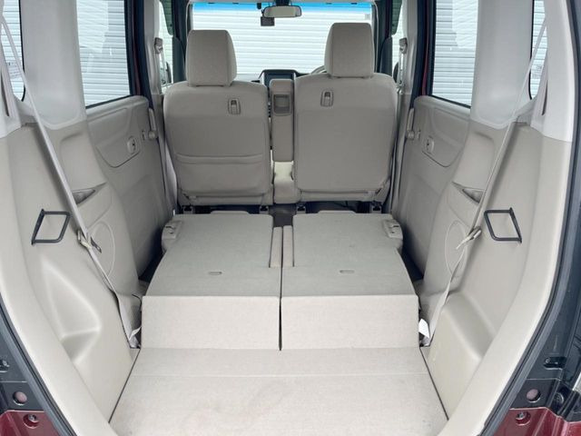 後席を格納すると、これだけの広さが!シーンに合わせたシートアレンジで、大きな荷物も積むことが出来ます♪