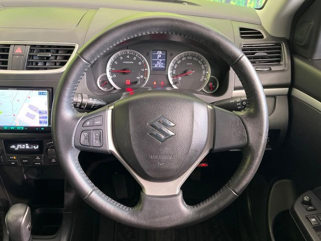 �C���e���A�ɍ��킹���f�U�C���̃X�e�A�����O�́A�^�]�������̂��Ƃ��l���A�^�]���₷���`��A�傫���ł��B�����x�A���ۂɐG���Ă��m���߂��������B