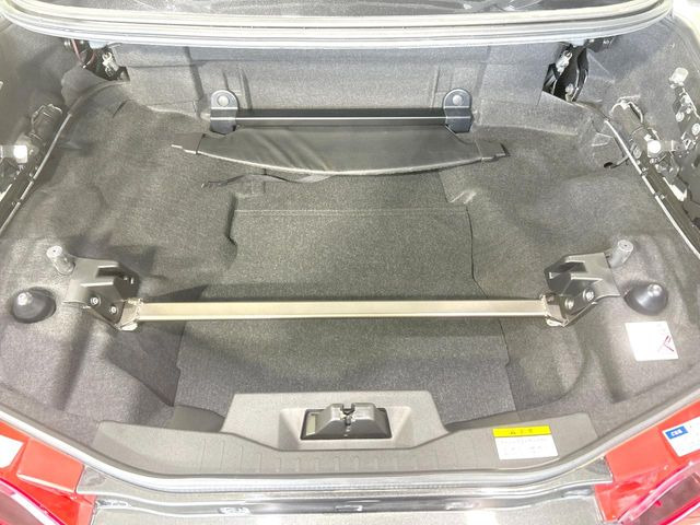 積み下ろしのしやすいデッキにはたっぷりと荷物を積み込んでいただけます。遊びから仕事まで、様々なシーンで頼れます♪