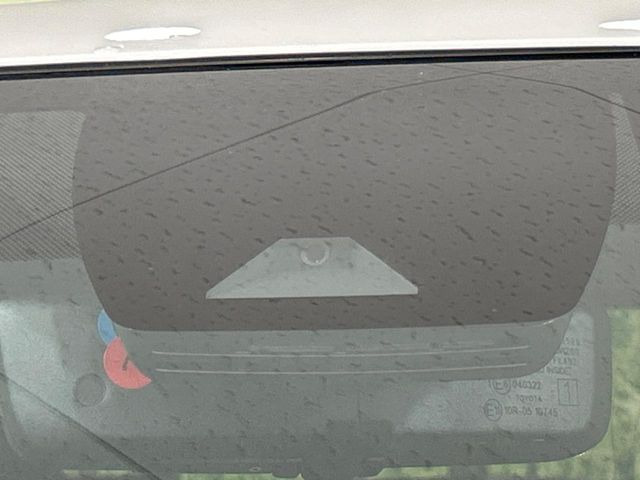 【トヨタセーフティセンス】走行中に前方の車両等を認識し、衝突しそうな時は警報とブレーキで衝突回避と被害軽減をアシスト。より安全にドライブをお楽しみいただけます。