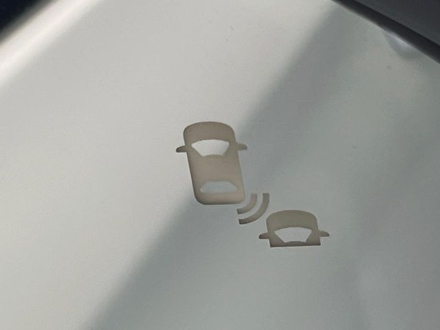 【ブラインドスポットインフォメーション】走行中、ドアミラーの死角になりやすい箇所に後続車が接近するとサイドミラー付近に警告を表示、ドライバーに注意喚起をしてくれます。
