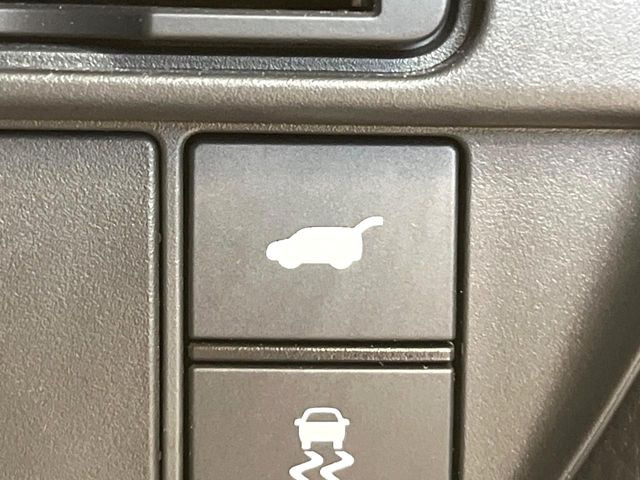 【パワーバックドア】スマートキーや運転席のボタンを押すだけでリアゲートが自動で開閉します!荷物を持っている時や、高い位置にあるバックドアを閉める際に便利な機能です♪