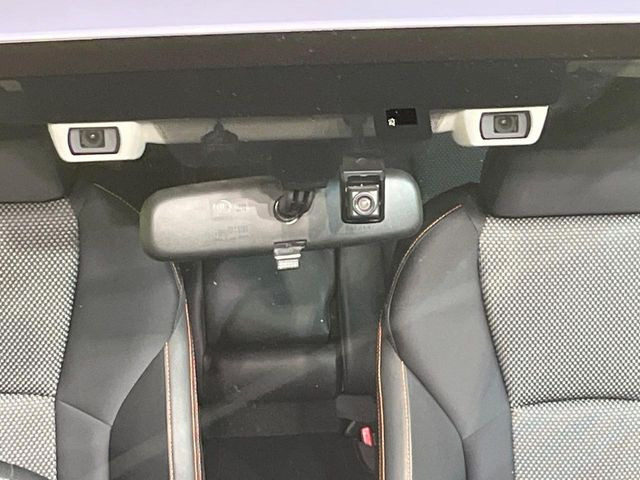 【アイサイトVer2】前方の車両等を検知し、衝突しそうな時は警報で注意を促し、ブレーキを踏む力をサポート。ブレーキを踏めなかった場合は衝突被害軽減ブレーキが作動、衝突回避をサポートします。