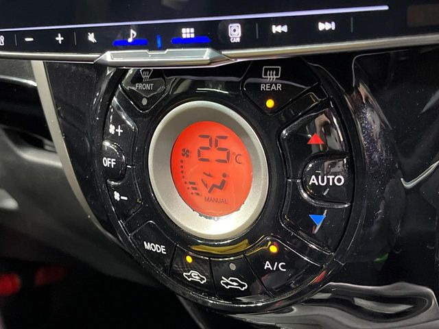 【オートエアコン】一度お好みの温度に設定すれば、車内の温度を検知し風量や温度を自動で調整。暑い&hellip;寒い&hellip;と何度もスイッチ操作をする必要はありません。快適な車内空間には必須の機能ですね♪