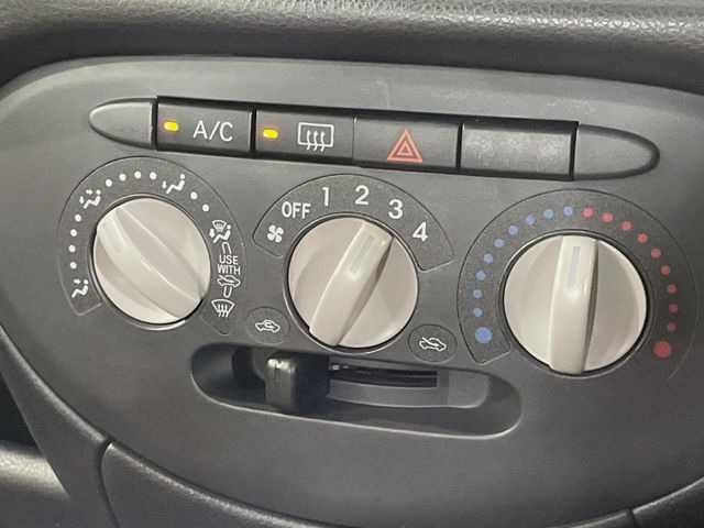 寒い冬も暑い夏も全席に快適な空調を届けてくれる、ダイヤル式エアコンを装備♪