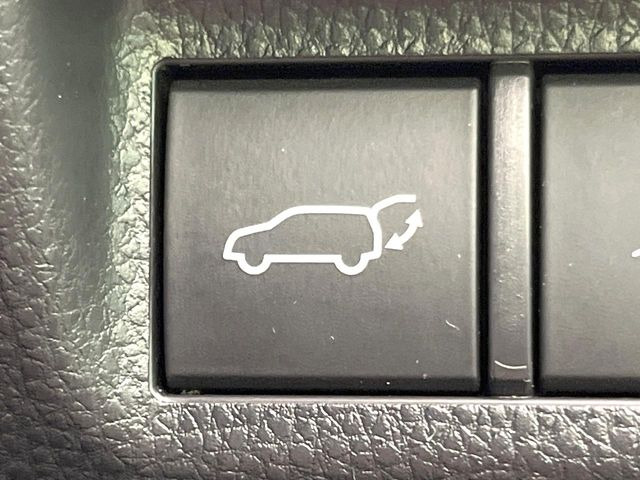 【パワーバックドア】スマートキーや運転席のボタンを押すだけでリアゲートが自動で開閉します!荷物を持っている時や、高い位置にあるバックドアを閉める際に便利な機能です♪