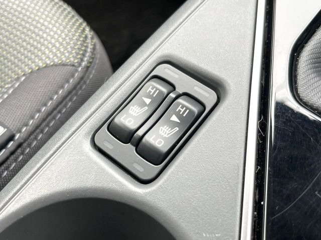 【シートヒーター】寒い日に重宝するシートヒーター!エアコンより早く温まってくれるので寒がりの人も安心ですね♪エアコンの温風は乾燥するから苦手、という方にもをおすすめです。
