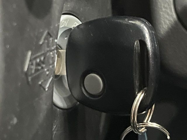 【キーレス】少し離れた場所からでもボタン一つでドアの開錠・施錠ができるのでとっても便利!ドアの鍵穴周りに傷をつけることもありません♪